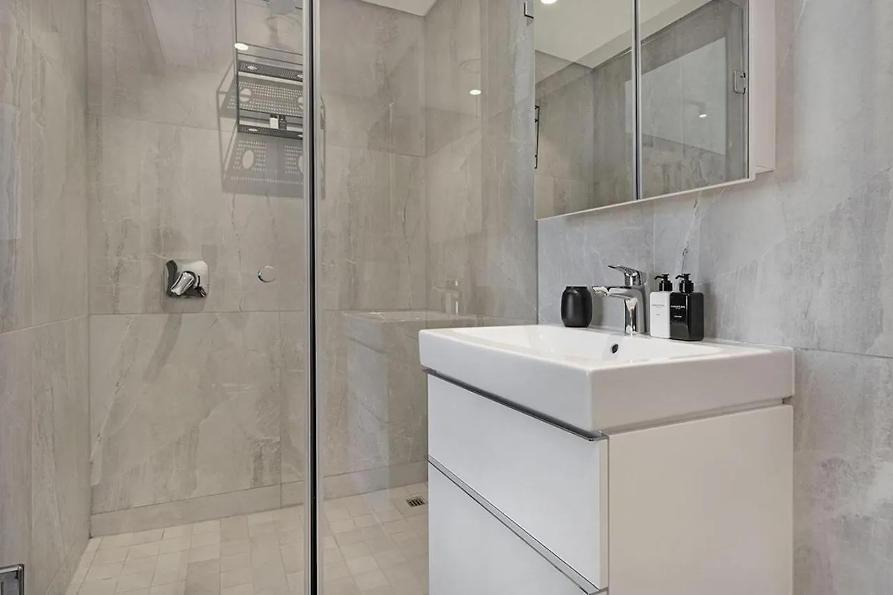 702 On Strand Cape Town - Panoramic Mountain Views