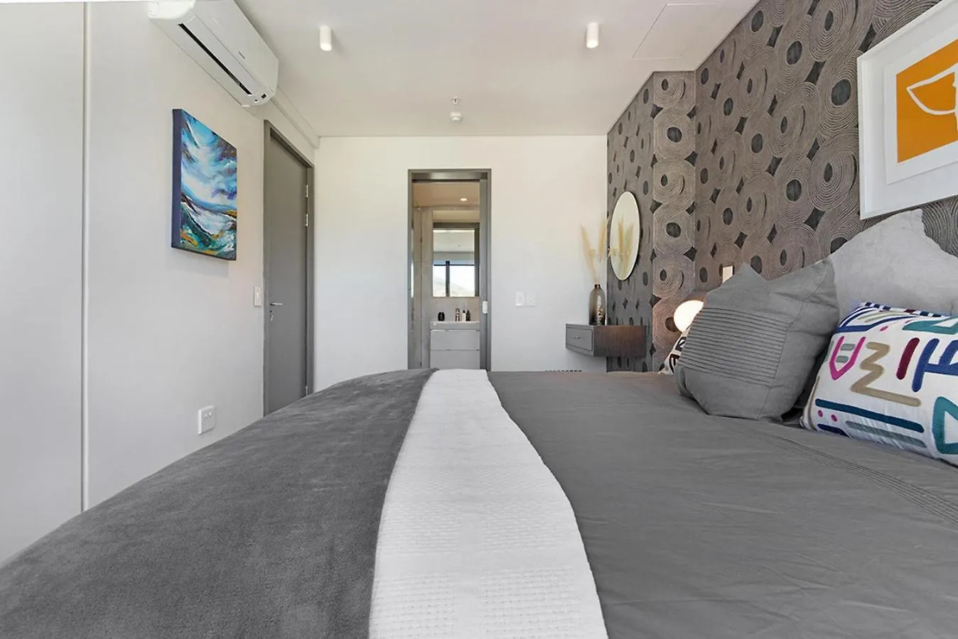 702 On Strand Cape Town - Panoramic Mountain Views